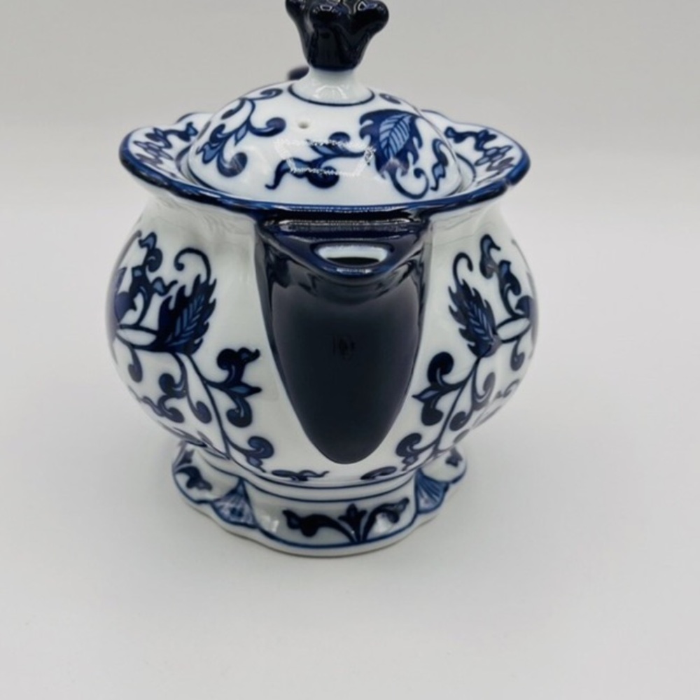Beautiful Bombay&Co. Blue and White teapot vintage with floral print. - Picture 3 of 8